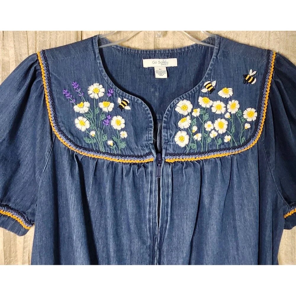 Go Softly Denim Patio Dress Mumu Kaftan Full Zip Embroidered Daisy Bee Blue - M - Picture 2 of 8